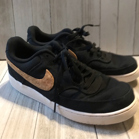 nike low top tennis shoes